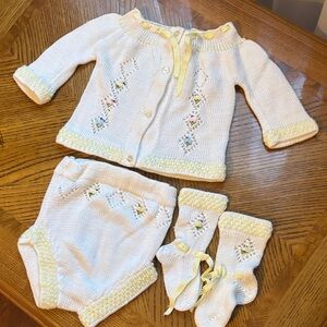 White and Yellow Baby Knit Set. 100% cotton
